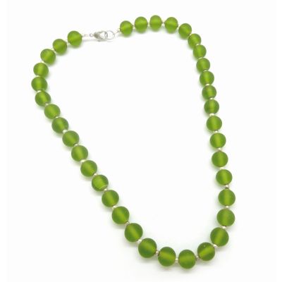 Halskette mit grünen Glasperlen
