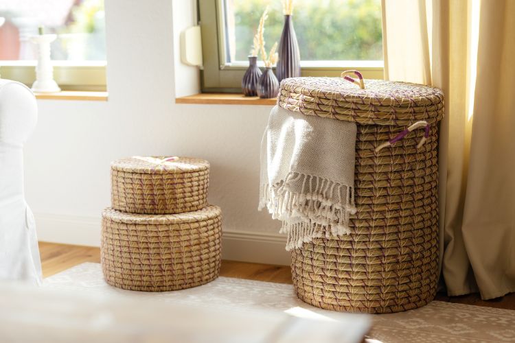 El_Puente_handgeflochtene_K_rbe_mit_lila_und_wei_en_Jute_Verzierungen.jpg