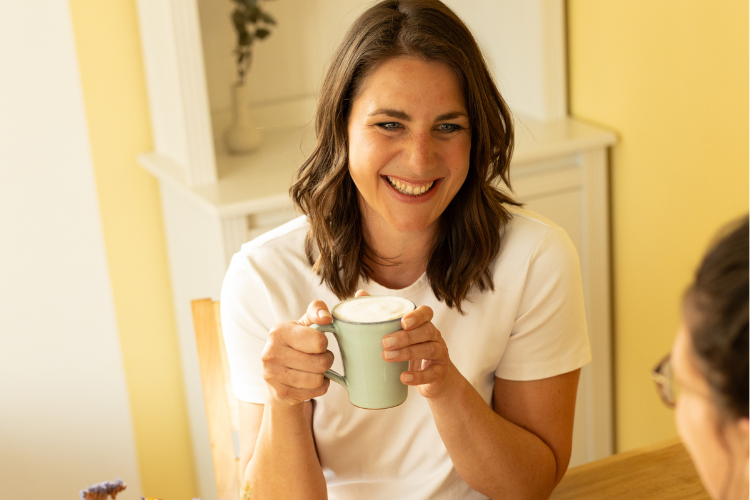 Frau_h_lt_Kaffeetasse_in_der_Hand_Kristina_Tober.png